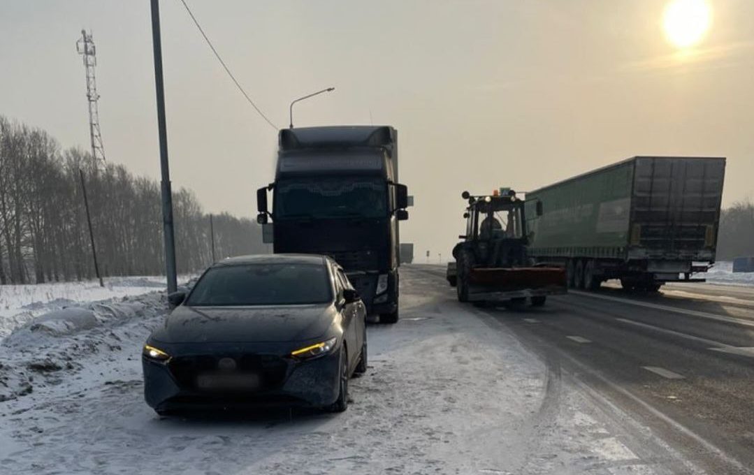 В ГИБДД выяснили подробности происшествия с двумя фурами на кузбасской трассе