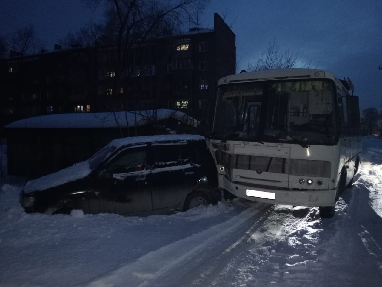 Новокузнечанин угнал автобус и устроил ДТП
