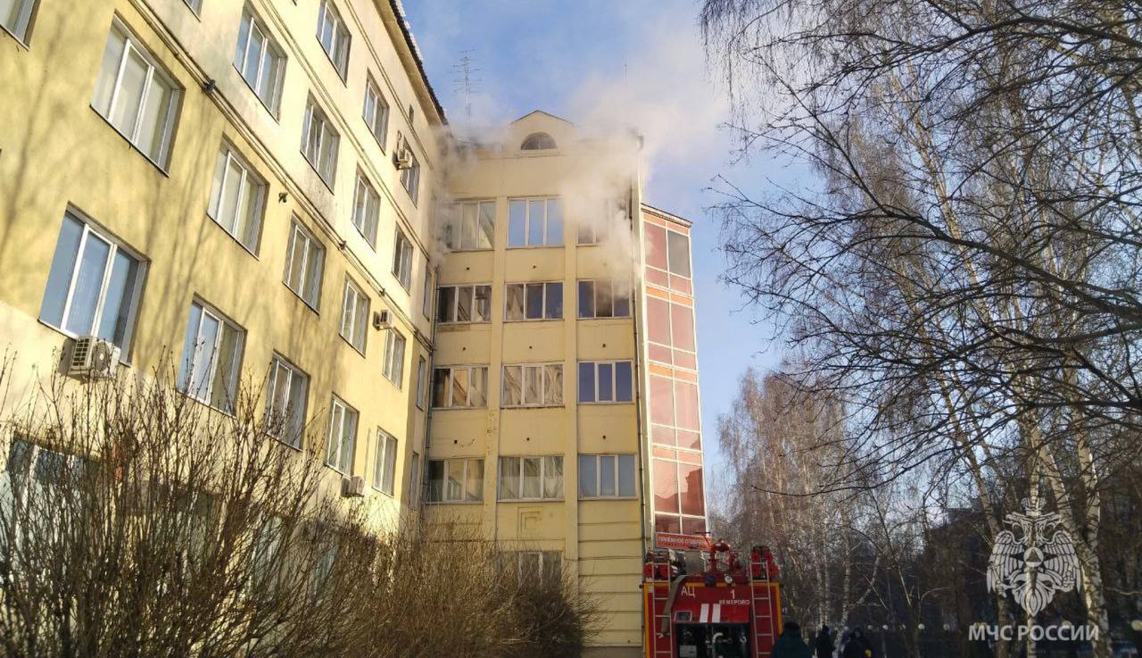 Кемеровские пожарные спасли из горящей больницы 5 человек