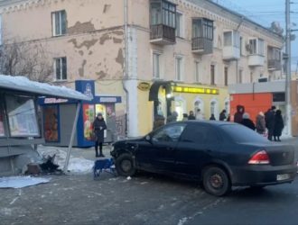 В Кемерове водитель протаранил автобусную остановку. Есть пострадавшие