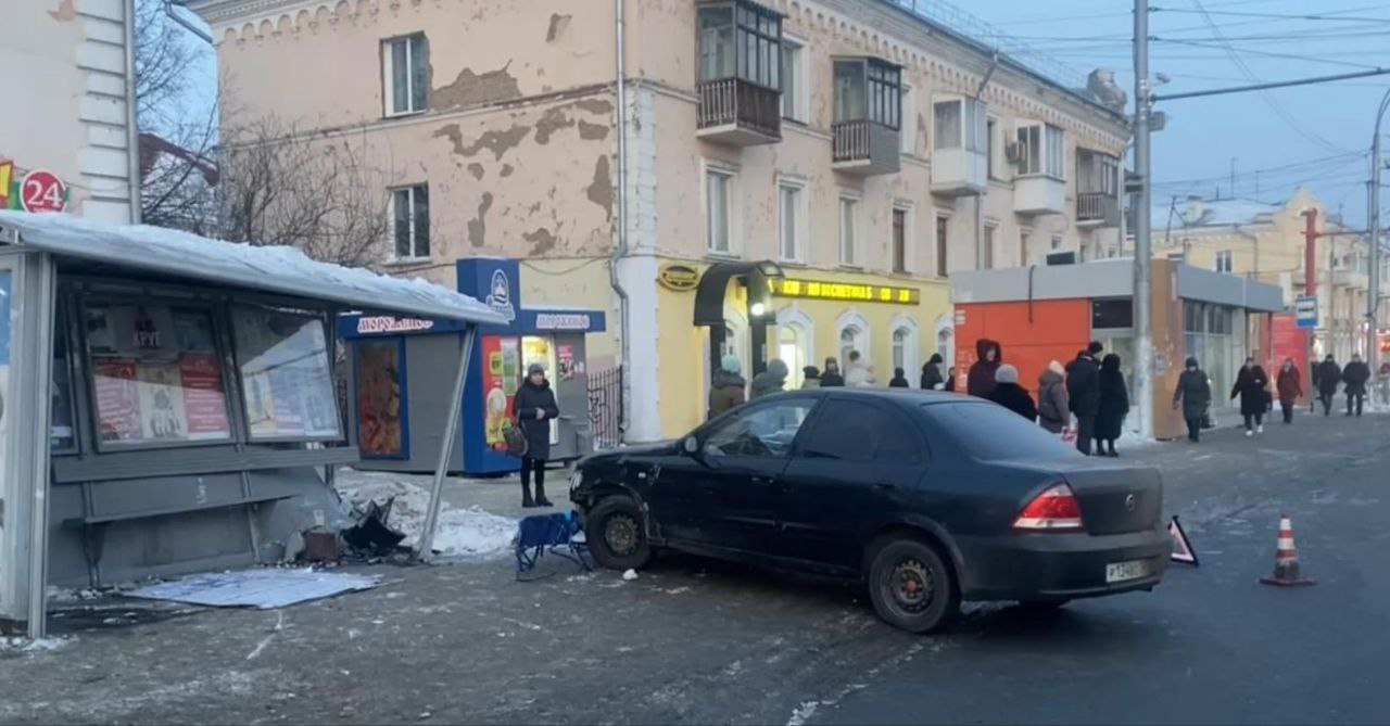 В Кемерове водитель протаранил автобусную остановку. Есть пострадавшие
