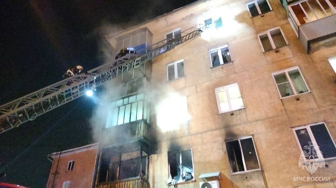 На пожаре в Новокузнецке сотрудники МЧС спасли пять человек