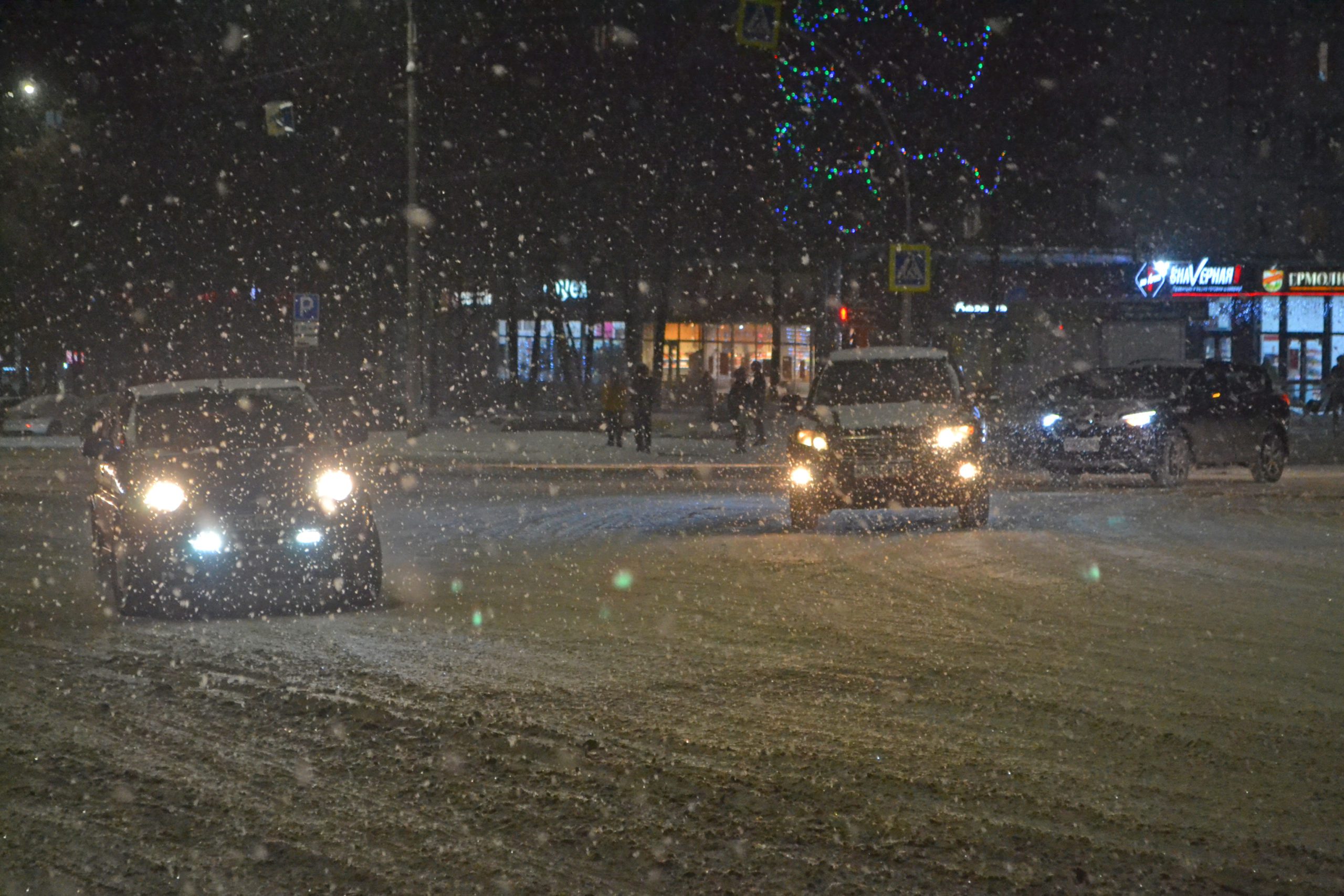 Из-за снегопада утренний Кемерово сковали пробки