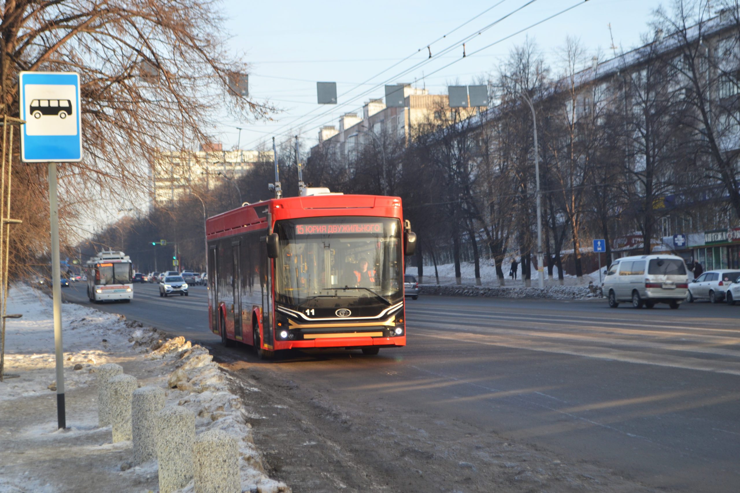 Прямо на ходу: в Кемерове у троллейбуса с пассажирами внутри треснуло окно