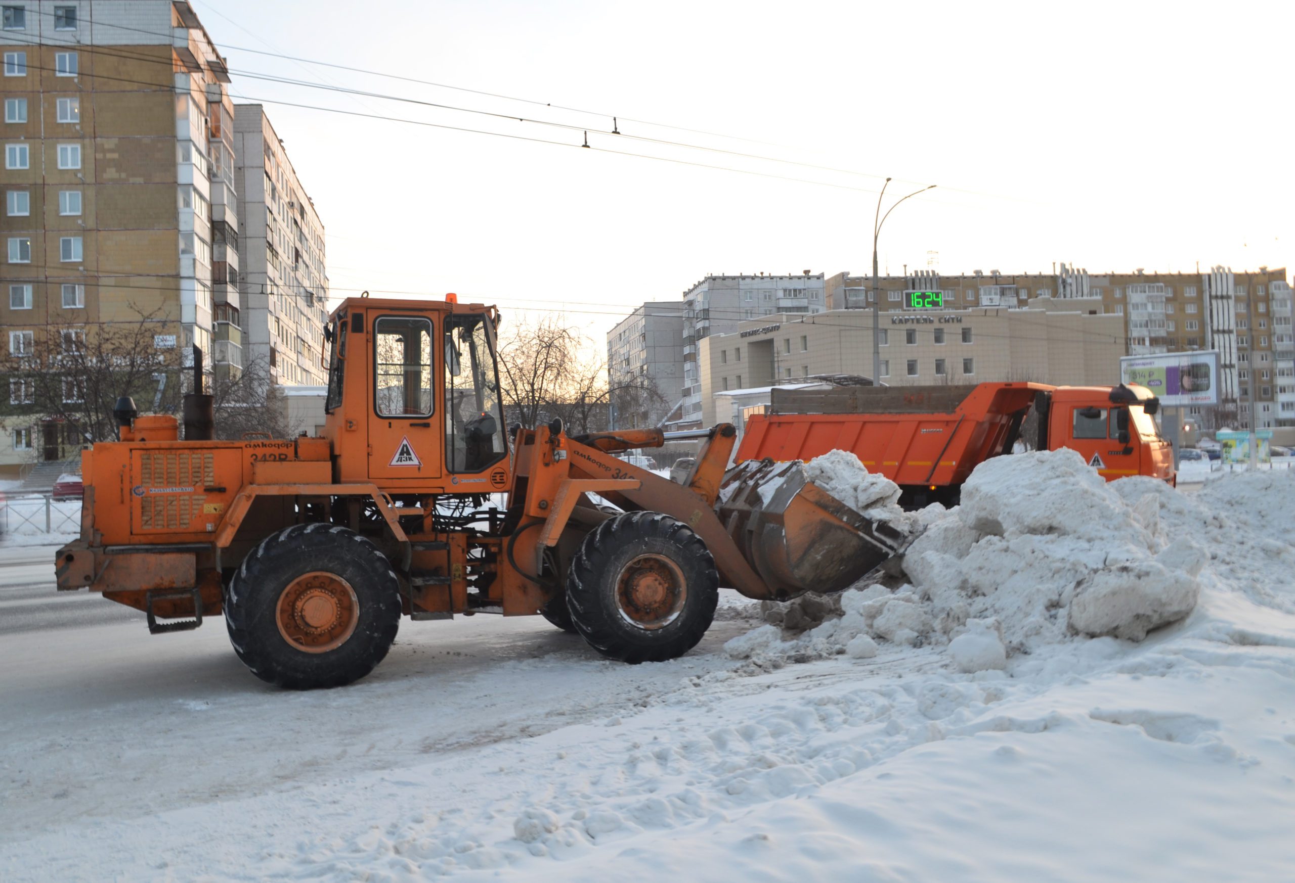Кемеровская мэрия неправильно складирует снег  
