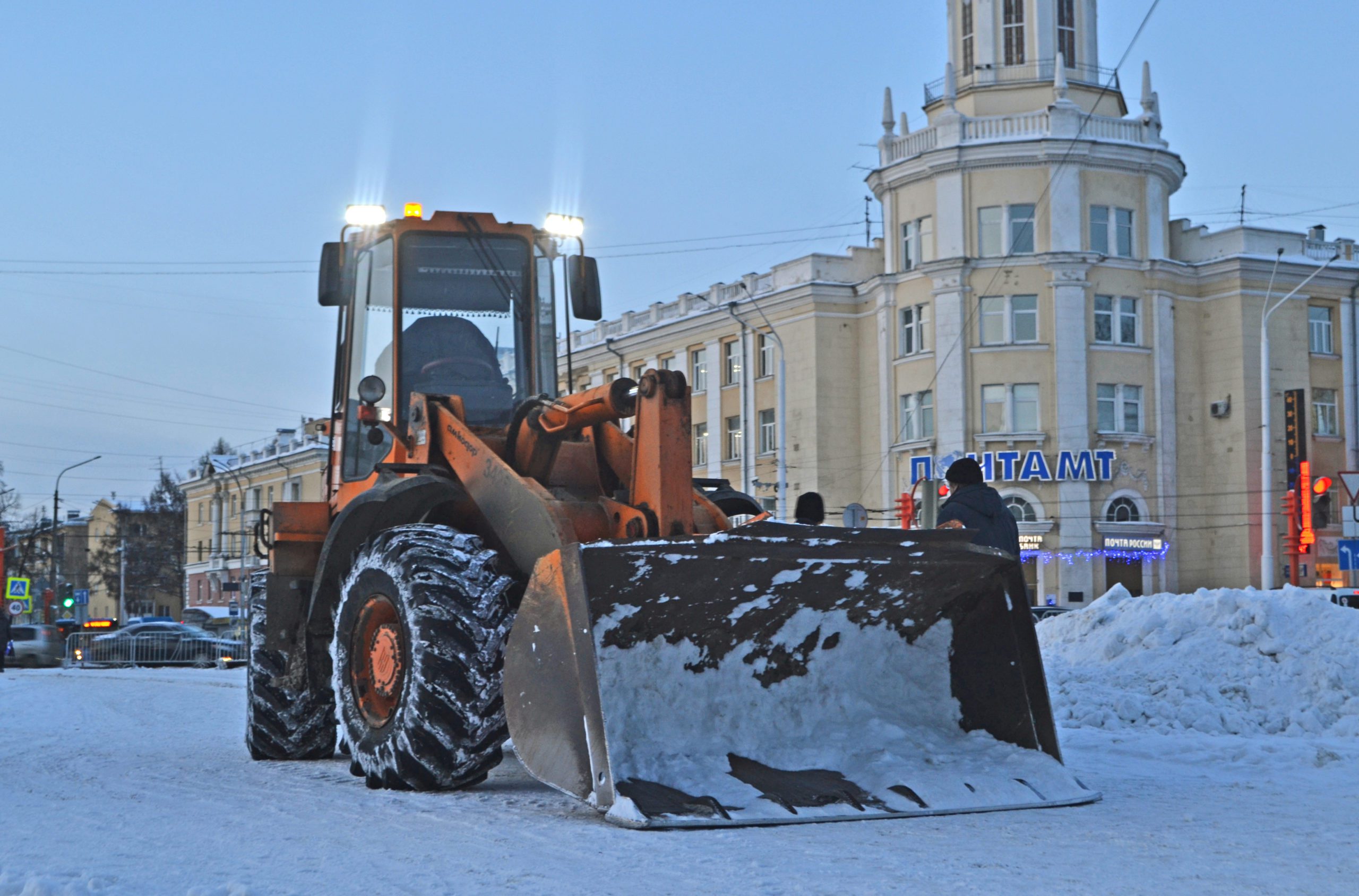 За зиму с кузбасских дорог вывезли более 2,3 млн кубометров снега