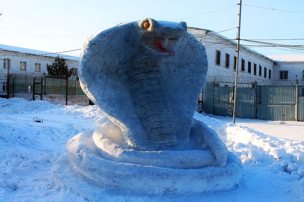 Исправительные учреждения Кузбасса соревнуются снежными скульптурами