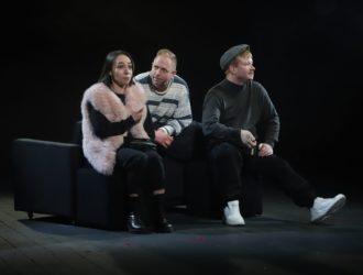 Спектакль о путешествии «к истокам»: в Кемерове состоялась премьера «Человека в закрытой комнате»
