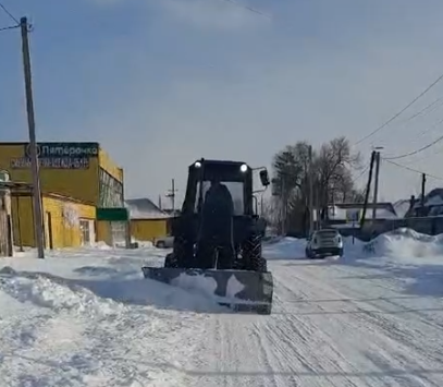 В Новокузнецком округе устраняют последствия снегопада