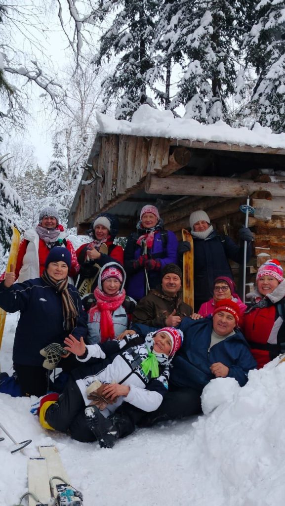 Кемеровчане серебряного возраста приобщают земляков к таёжным лыжам