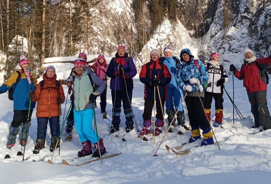 Кемеровчане серебряного возраста приобщают земляков к таёжным лыжам