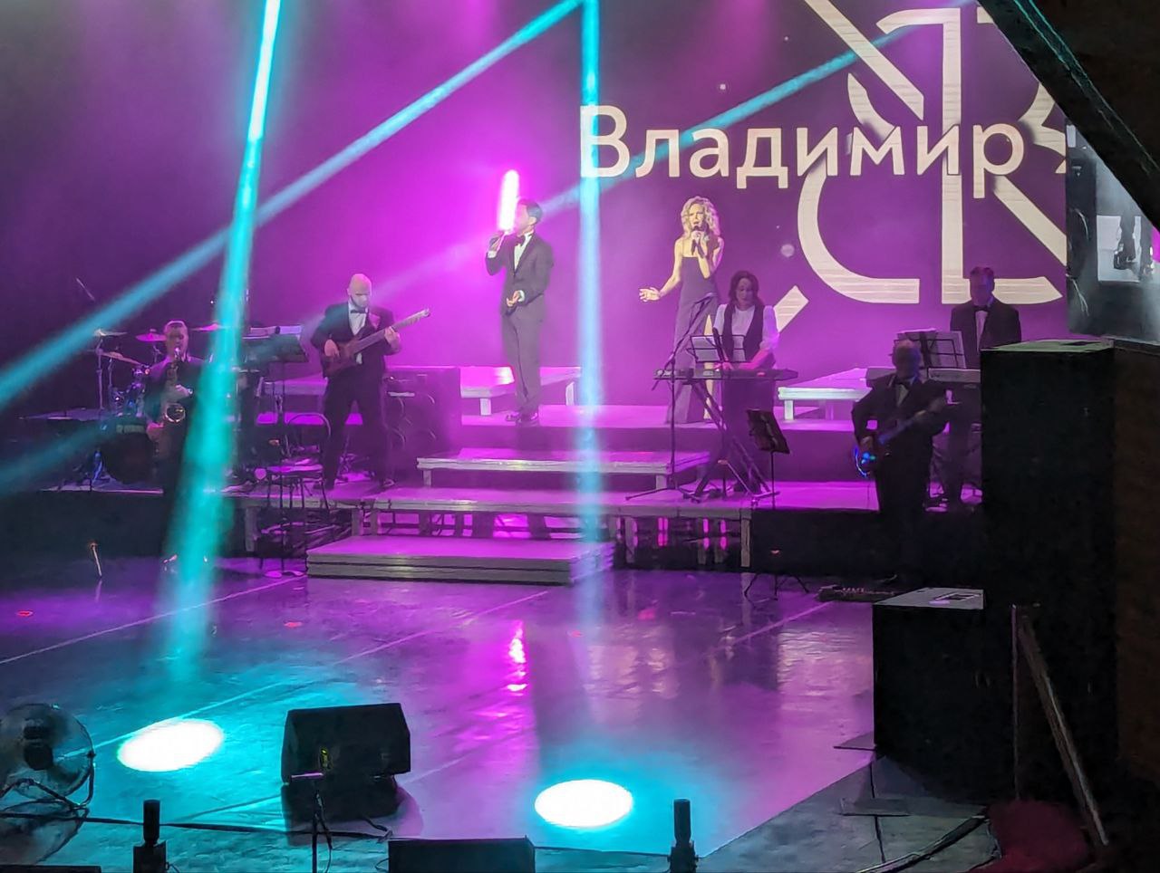 На сцене Музыкального театра Кузбасса состоялся большой сольный концерт Владимира Жукова «Это всё я!»