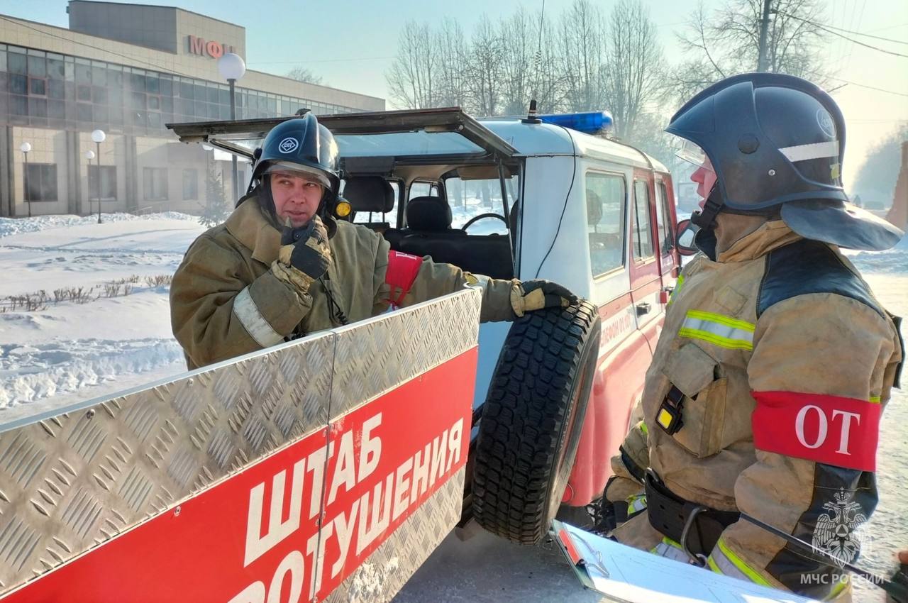 Киселевские спасатели отработали навыки тушения пожара