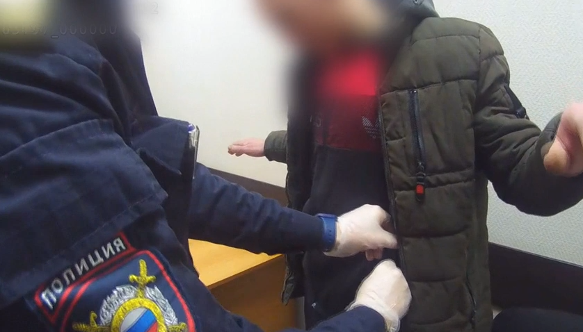 Крупную партию наркотиков в Новокузнецке изъяли у 19-летнего парня