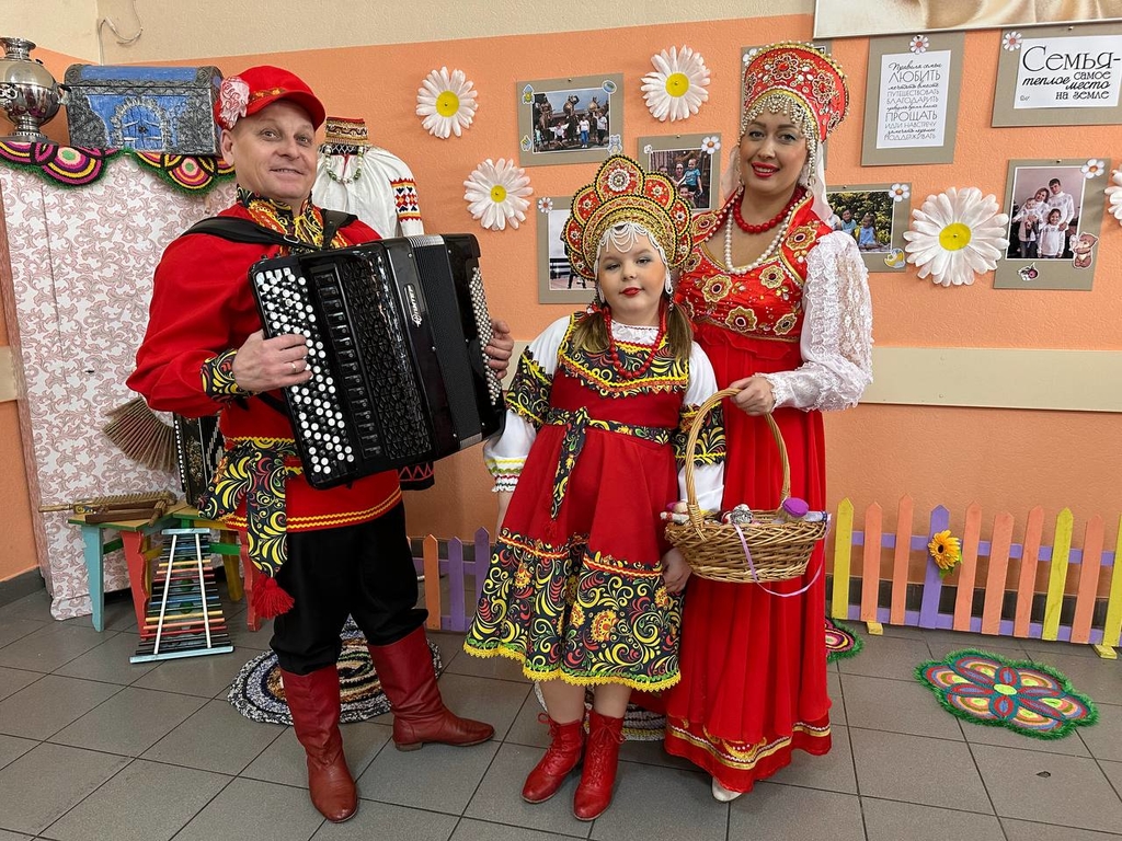 Хороводом, чаепитием и музыкальным фестивалем открылся в Сосновке Центр семейных традиций