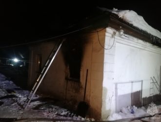 В Осинниках многодетная семья спаслась от огня благодаря пожарному извещателю
