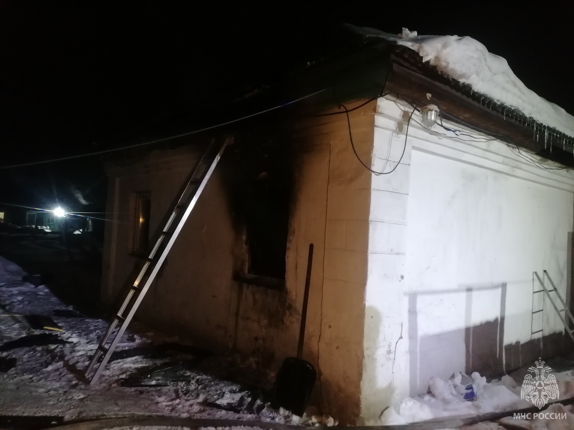 В Осинниках многодетная семья спаслась от огня благодаря  пожарному извещателю