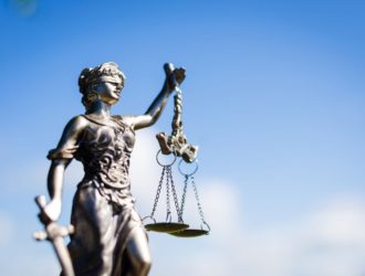Директора досугового центра в Киселевске будут судить за травму ребенка на карусели