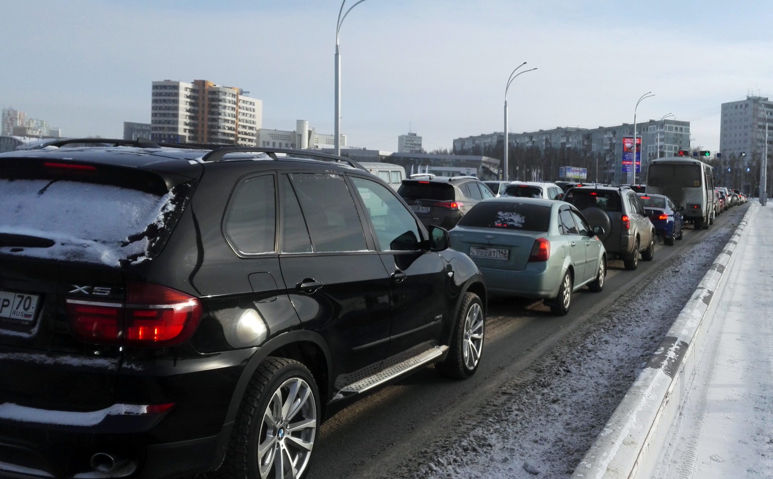 Кемеровчане не намерены отказываться от личных авто на время перекрытия Кузбасского моста