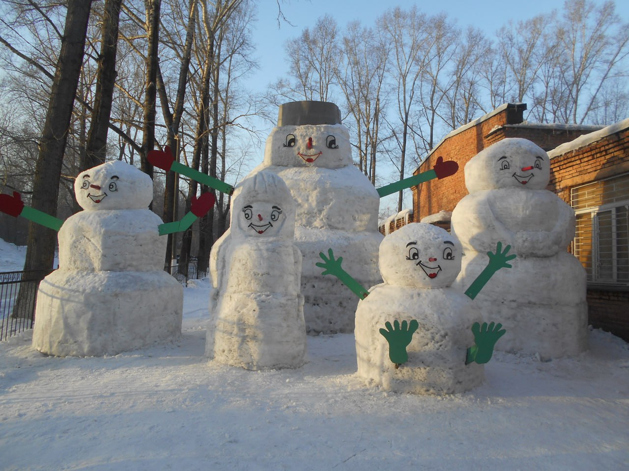 У снеговика-гиганта в Новокузнецке появилась семья