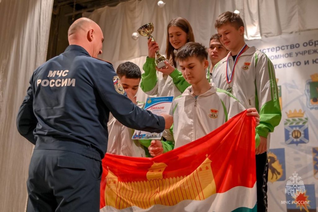 Юные спасатели из Междуреченска и Кемеровского округа победили в региональных соревнованиях