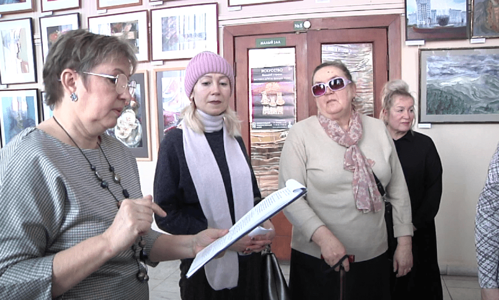 Специально для незрячих людей: в Новокузнецке впервые провели экскурсию с услугой тифлокомментирования