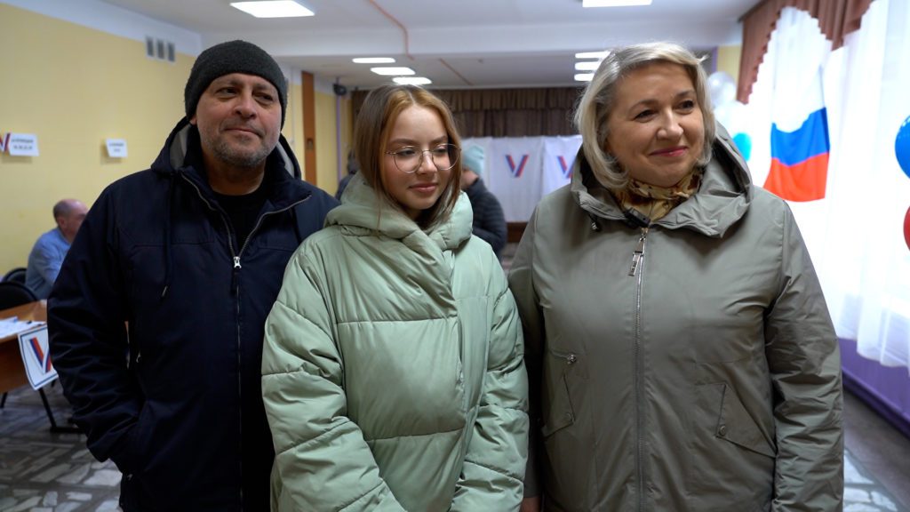 В Междуреченске именинница пришла голосовать вместе с семьёй