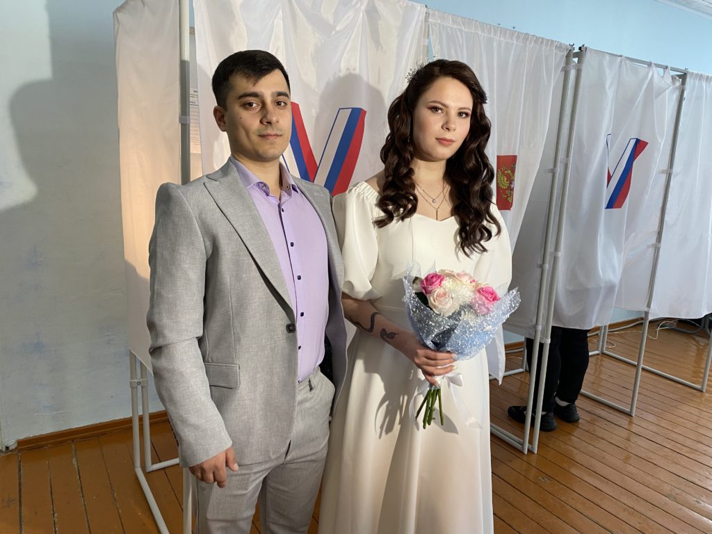 В Берёзовском две молодые пары исполнили  свой гражданский долг в день свадьбы