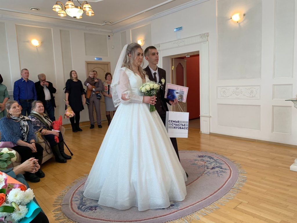 В Берёзовском две молодые пары исполнили  свой гражданский долг в день свадьбы