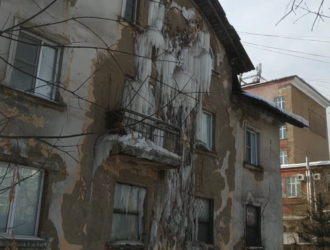 Почти ледяная избушка: в Новокузнецке стена дома обросла льдом