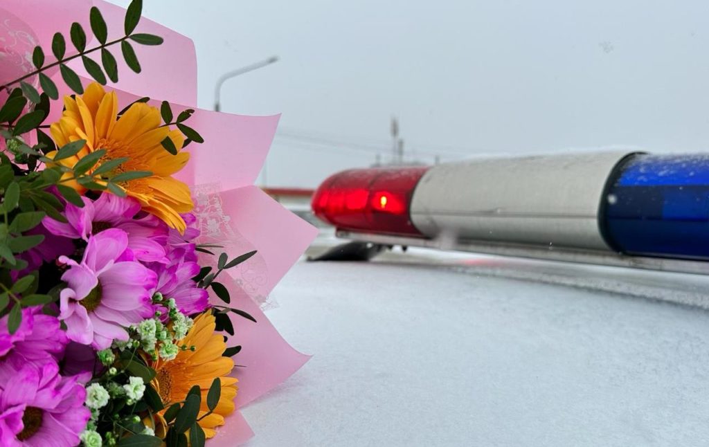 В Новокузнецке женщин-водителей поздравляют с 8 марта