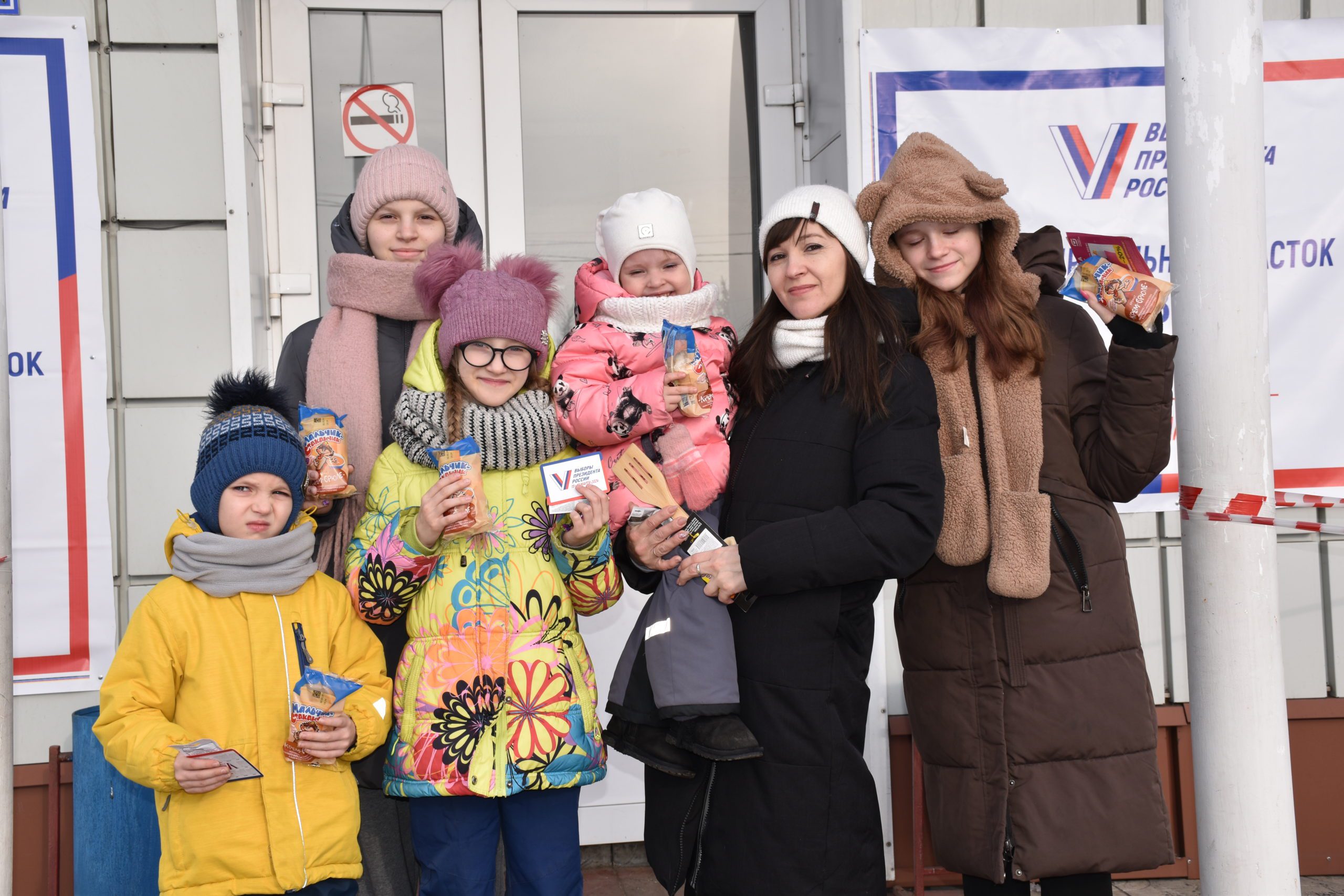 Семья из Полысаева пришла на выборы в пятью детьми