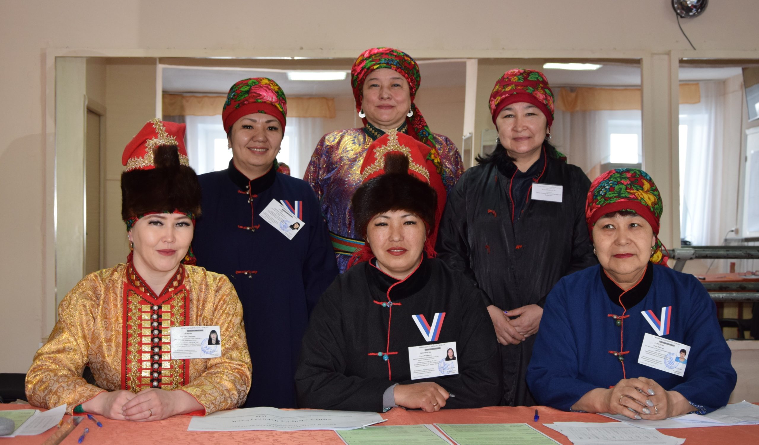 Члены избирательной комиссии в Гурьевском округе работают в национальных телеутских костюмах
