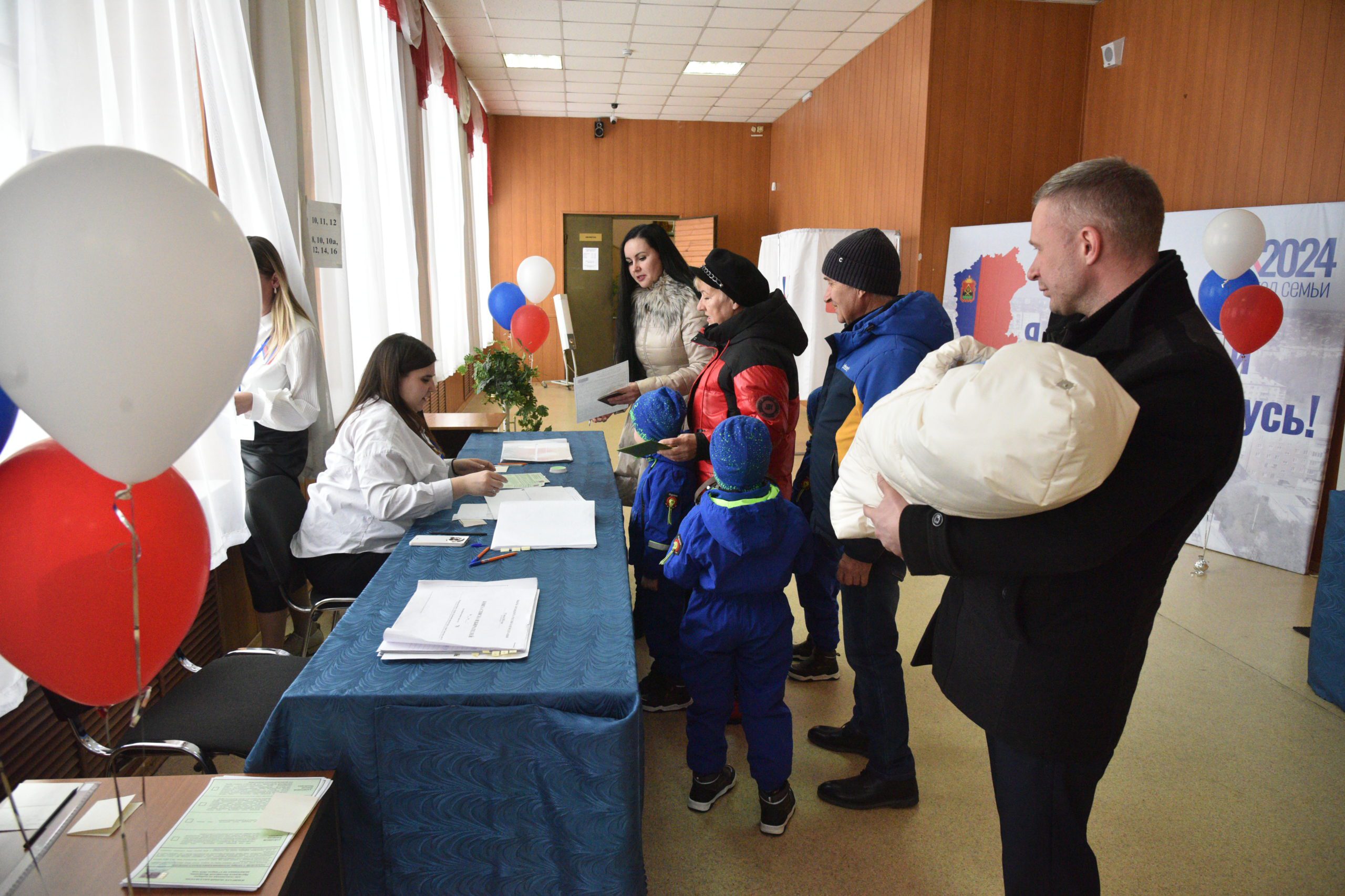 Беловская семья пришла на избирательный участок с четырьмя детьми