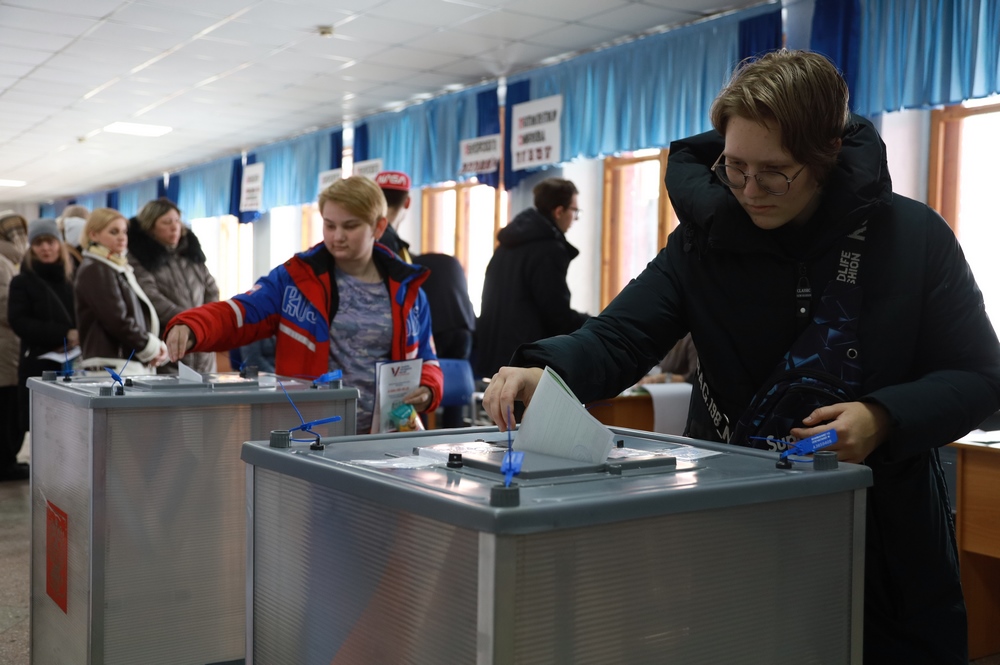 Студенты, молодожены, многодетные семьи и участники спецоперации пришли на избирательные участки в Кузбассе