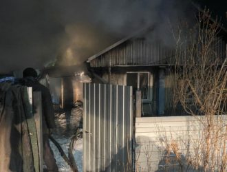 В Кузбассе росгвардейцы спасли мать и дочь из горящего дома