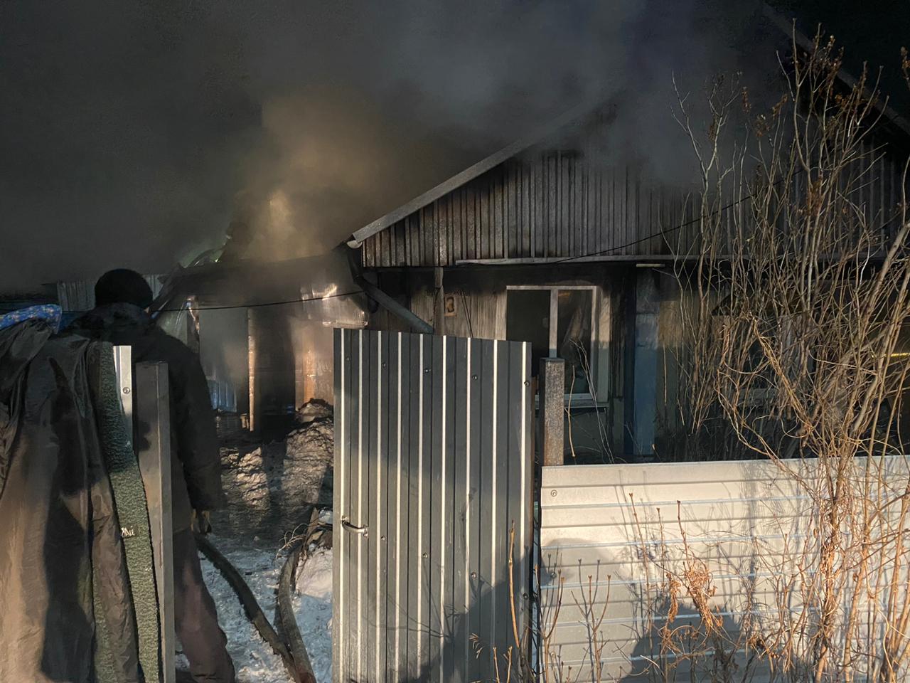 В Кузбассе росгвардейцы спасли мать и дочь из горящего дома