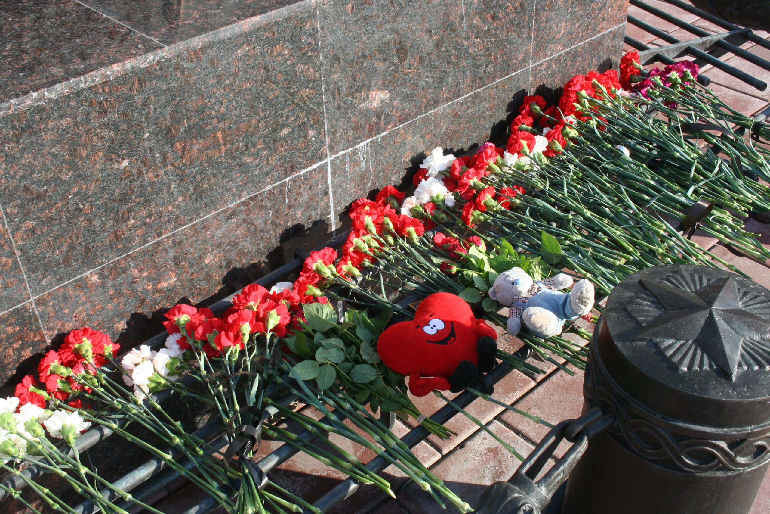Сегодня, в день общенационального траура, кузбассовцы продолжают нести цветы в храмы и к мемориалам