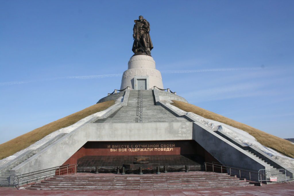 Сегодня, в день общенационального траура, кузбассовцы продолжают нести цветы в храмы и к мемориалам