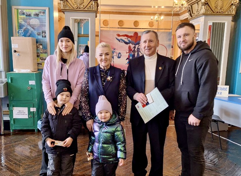 Заслуженный работник культуры РФ из Прокопьевска пришла на выборы со своей семьёй
