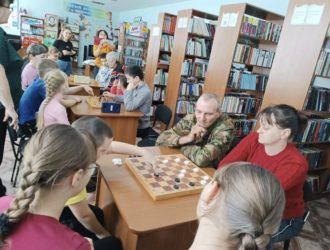 Шахматисты схлестнулись в интеллектуальной схватке прямо на избирательных участках Прокопьевского МО