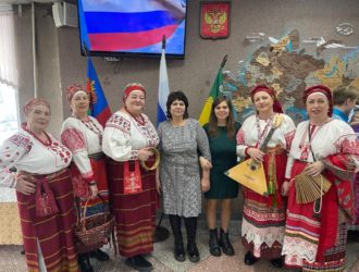 В Новокузнецке на избирательном участке выступил творческий коллектив
