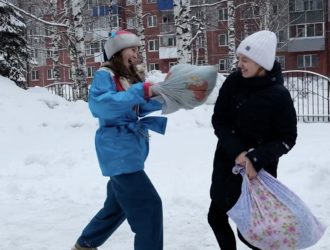 В Междуреченске избирателей встречают Дед Мороз и Домовёнок Кузя