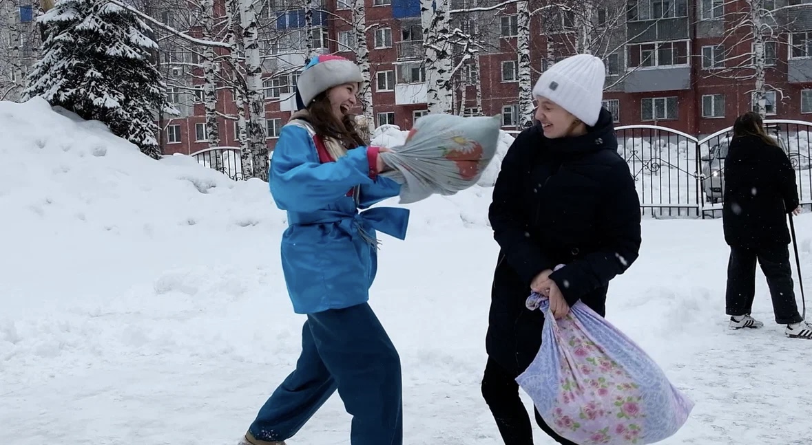 В Междуреченске избирателей встречают Дед Мороз и Домовёнок Кузя