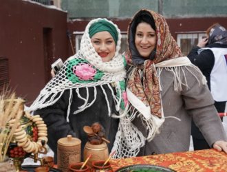 Около ста артистов, более 500 блинов: большой праздник сегодня провели на территории кемеровской школы № 97