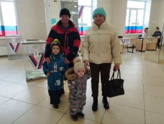Жители Кузбасса активно голосуют на избирательных участках и на дому