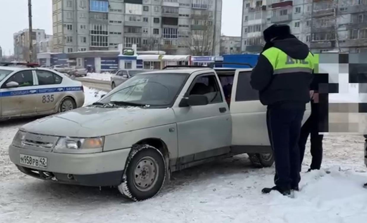 В Ленинске-Кузнецком водитель без прав вёз не пристёгнутых детей