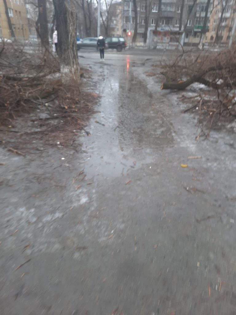 Новокузнечане жалуются: многие дороги города превратились в огромные грязные лужи