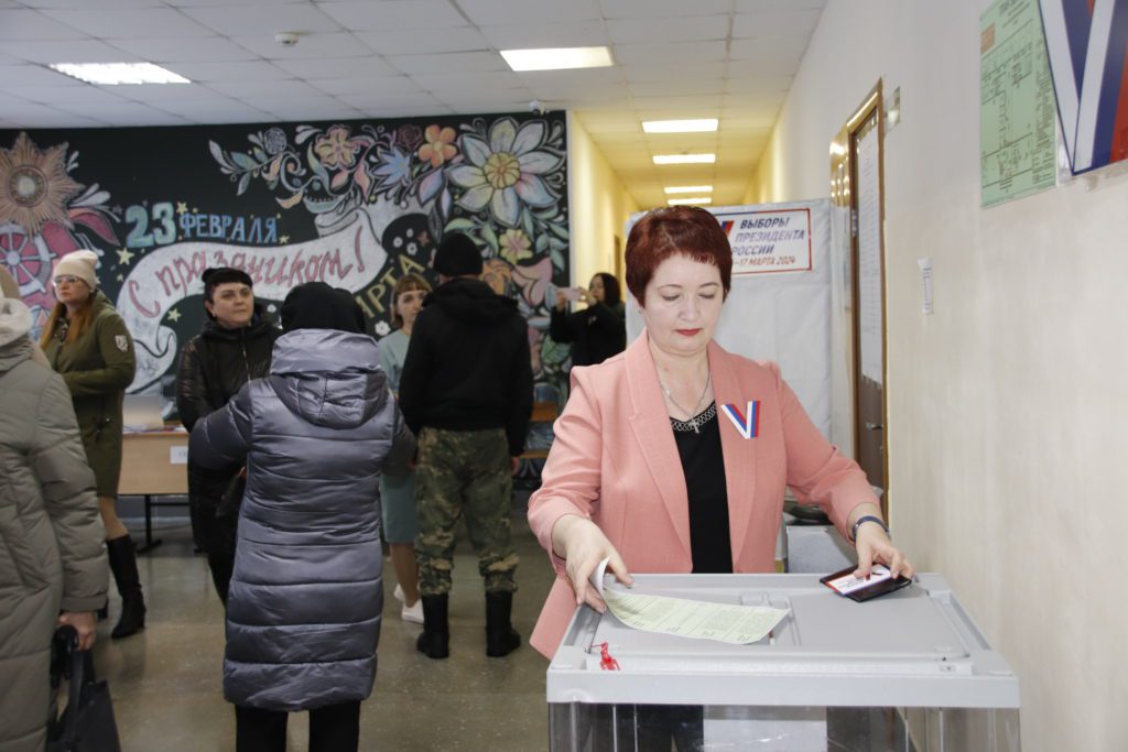 Жители Кузбасса активно голосуют на выборах президента России