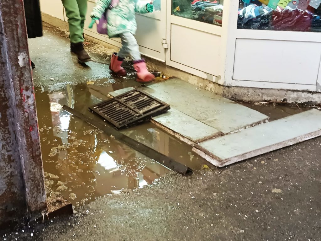 Новокузнечане жалуются на затопленные пешеходные переходы